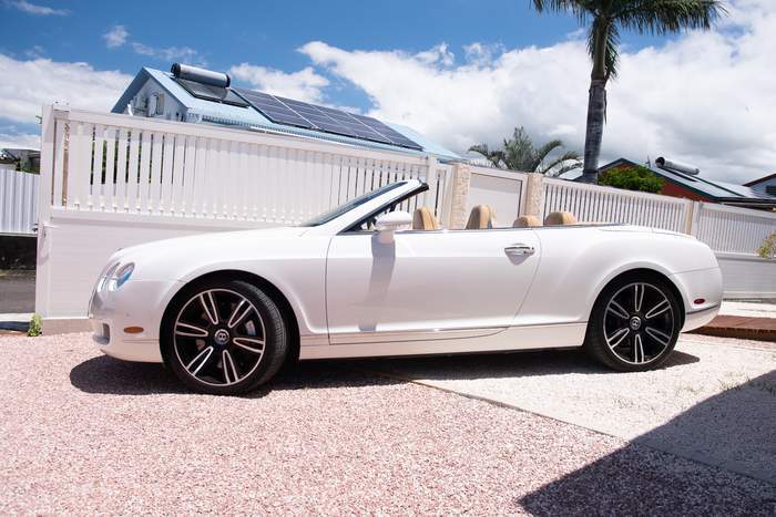 Voiture de luxe unique, Le Tampon