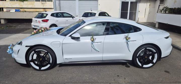 Voiture de luxe pour mariage, Le Port